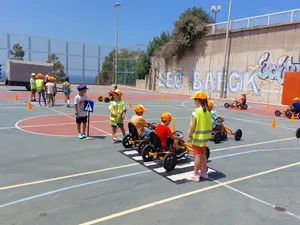 Kinder spielen auf Schulhof