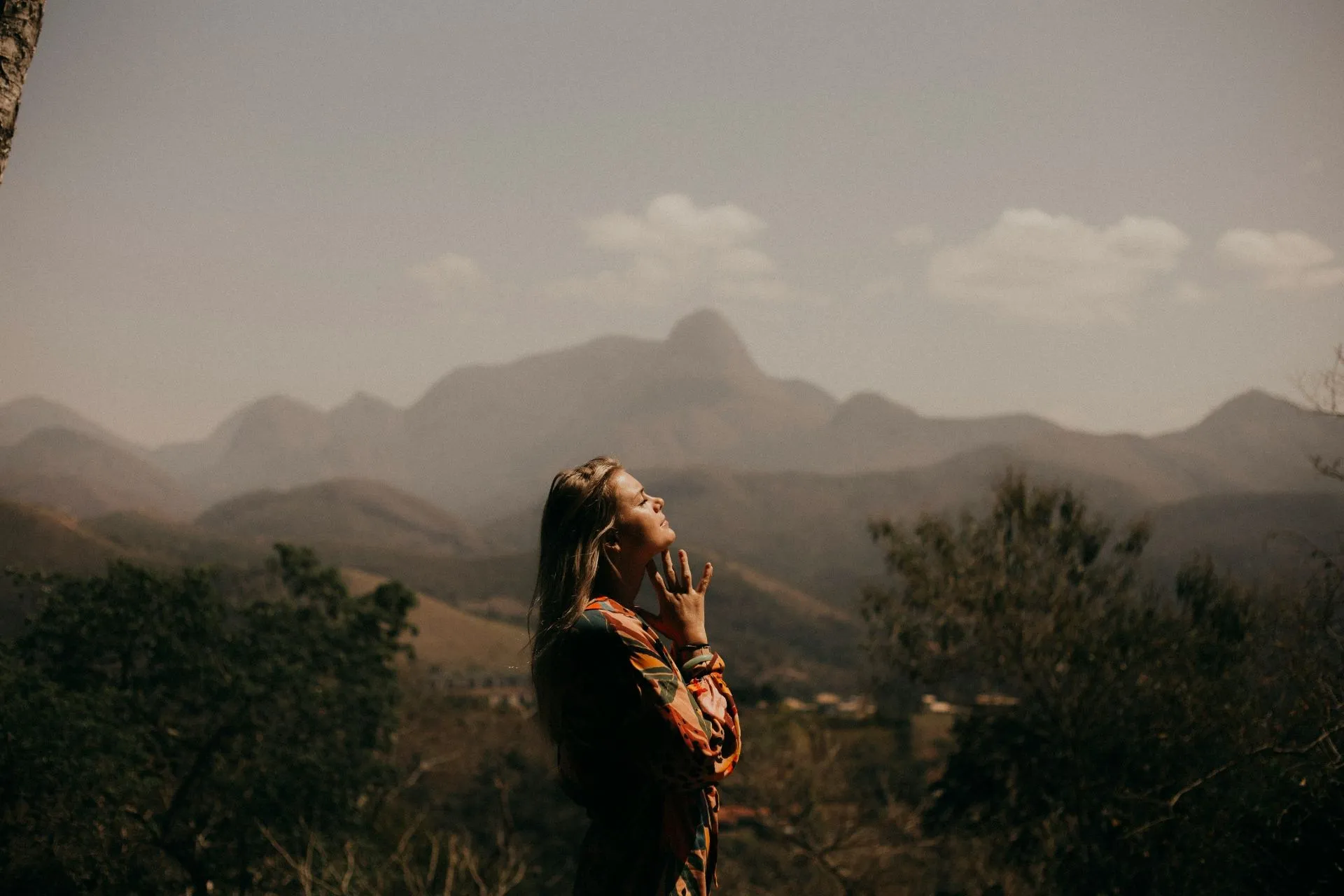 Quelle: unsplash.com / marcos-paulo-prado Frau blickt in den Himmel