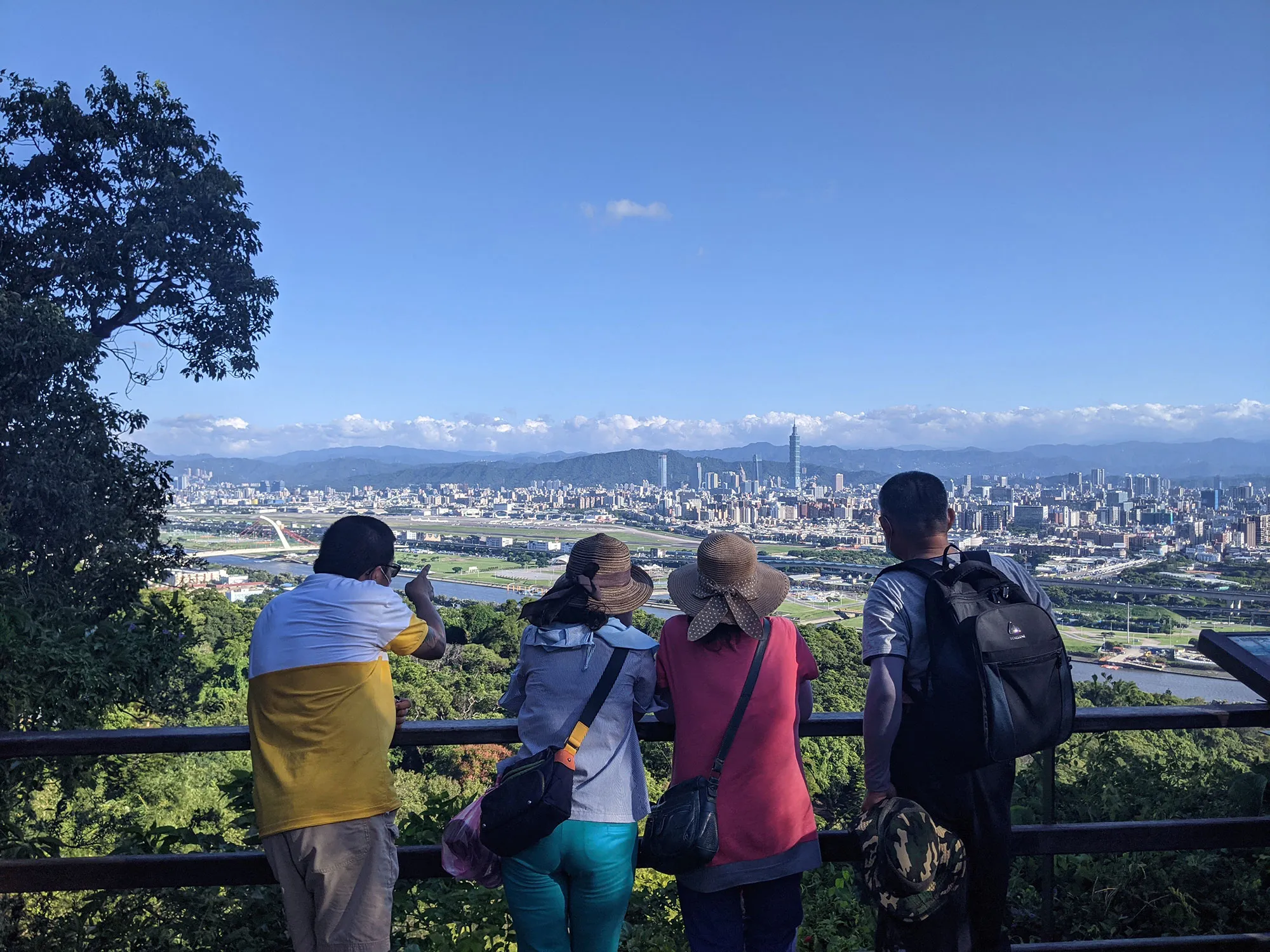 Quelle: Carina Rother Vier Menschen blicken auf Landschaft in Taiwan