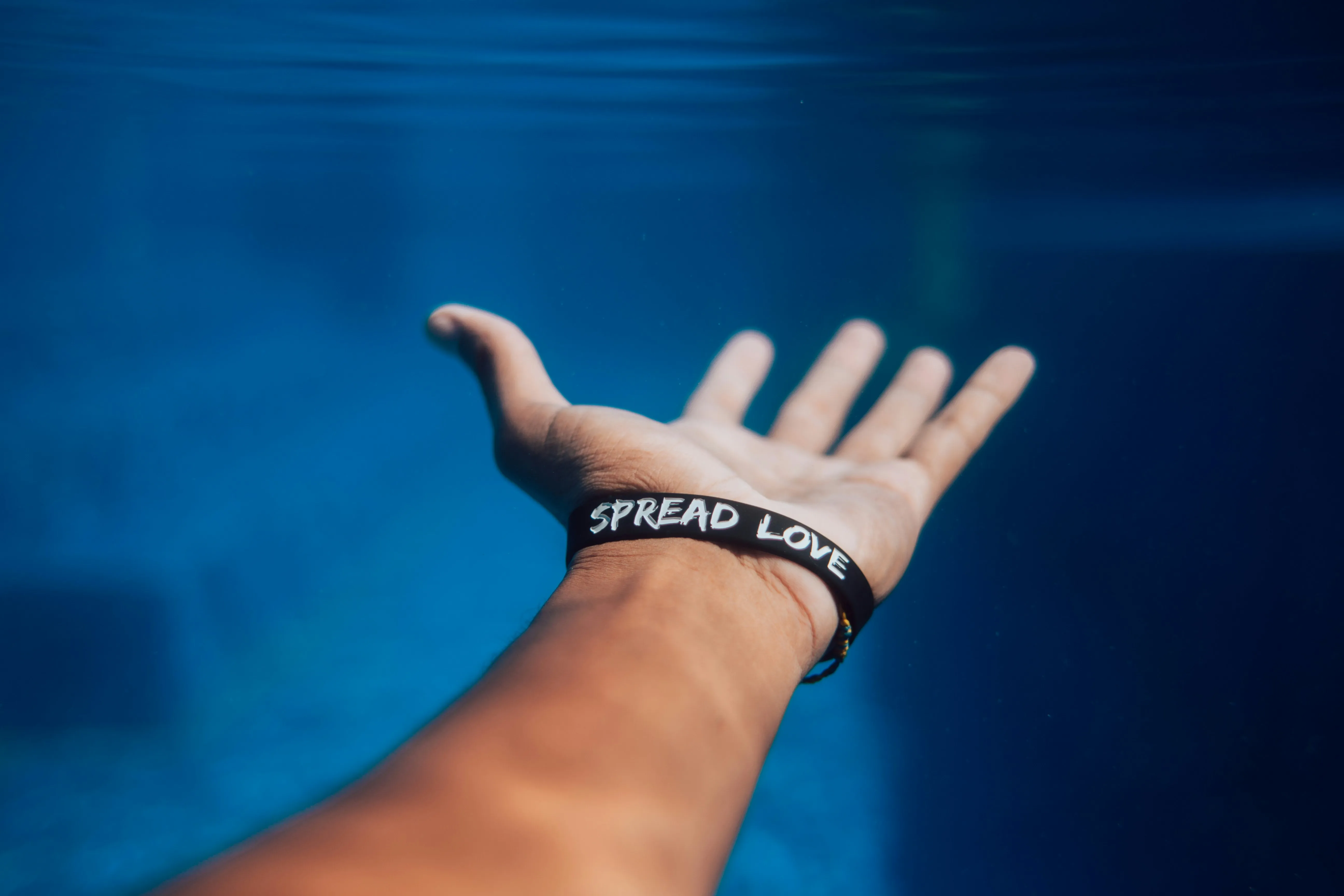 Quelle: marcos-paulo-prado / unsplash Hand mit Armband Spread love
