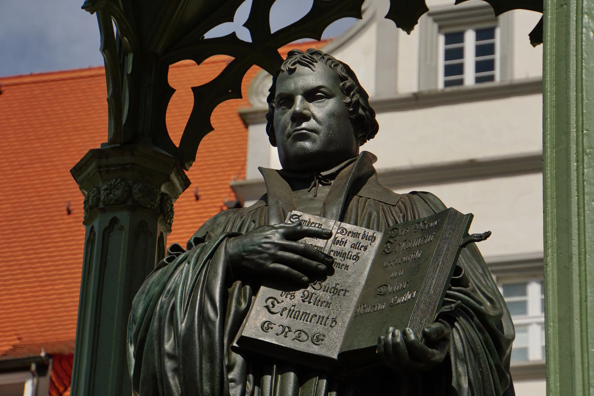 Quelle: Hans-Georg Vorndran/fundus-medien.de Statue Martin Luther mit Bibel