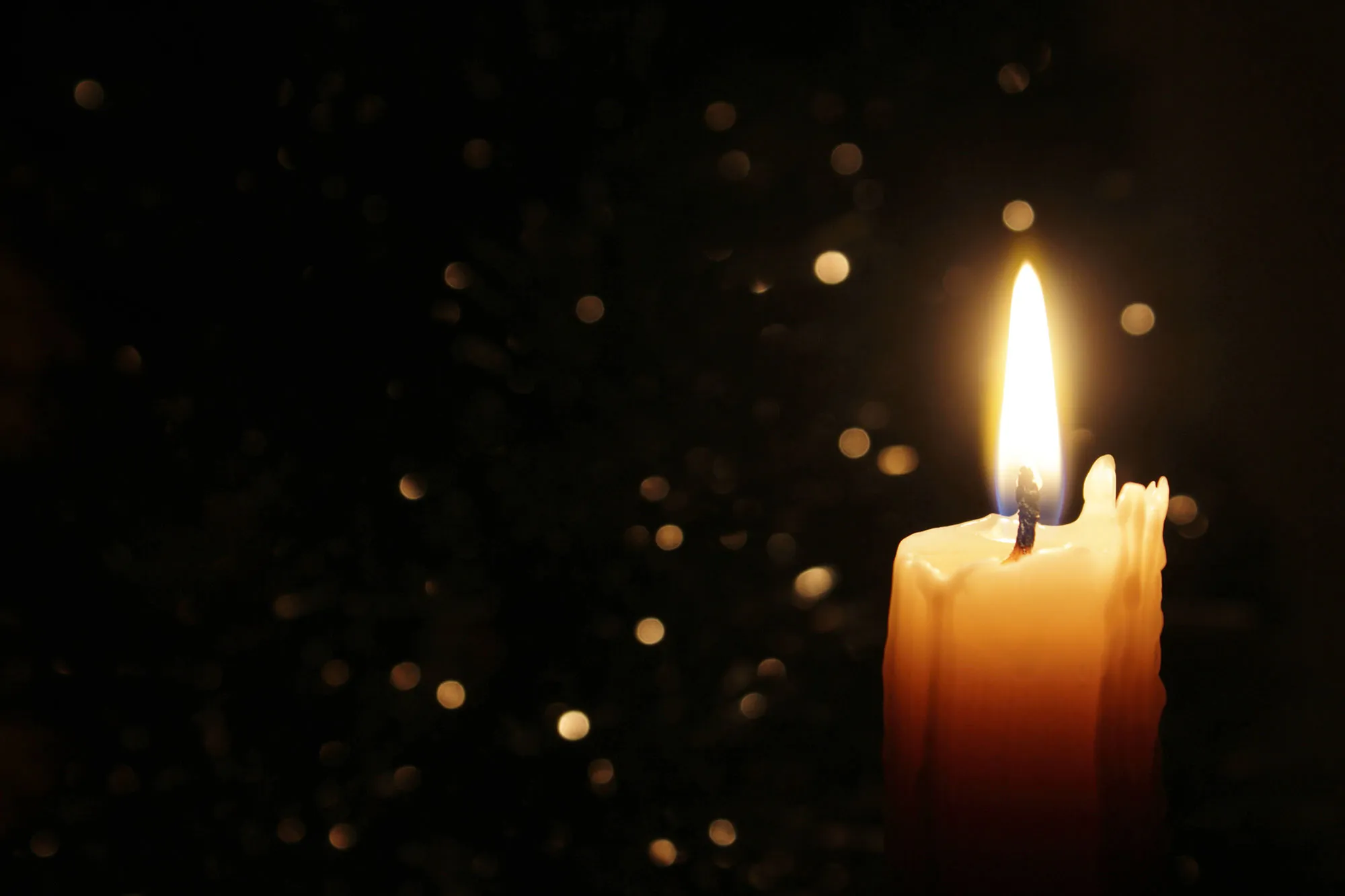 Kerzenlicht im Dunkeln
