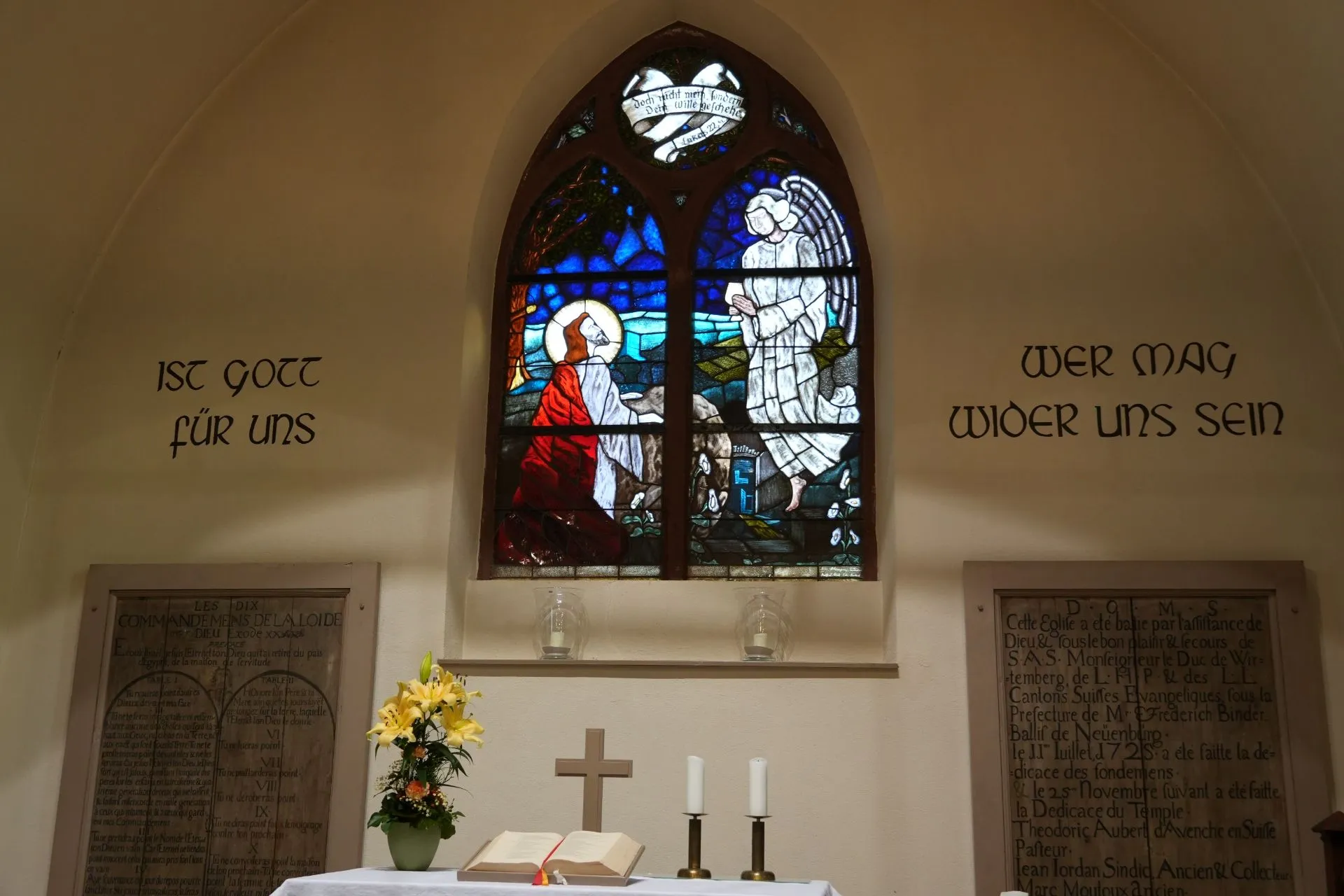 Fenster im Alttarraum der Waldenserkirche in Palmbach mit leerem Grab
