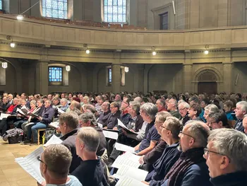 Blick auf die Sängerinnen und Sänger bei der Chorprobe in der Christuskirche Mannheim