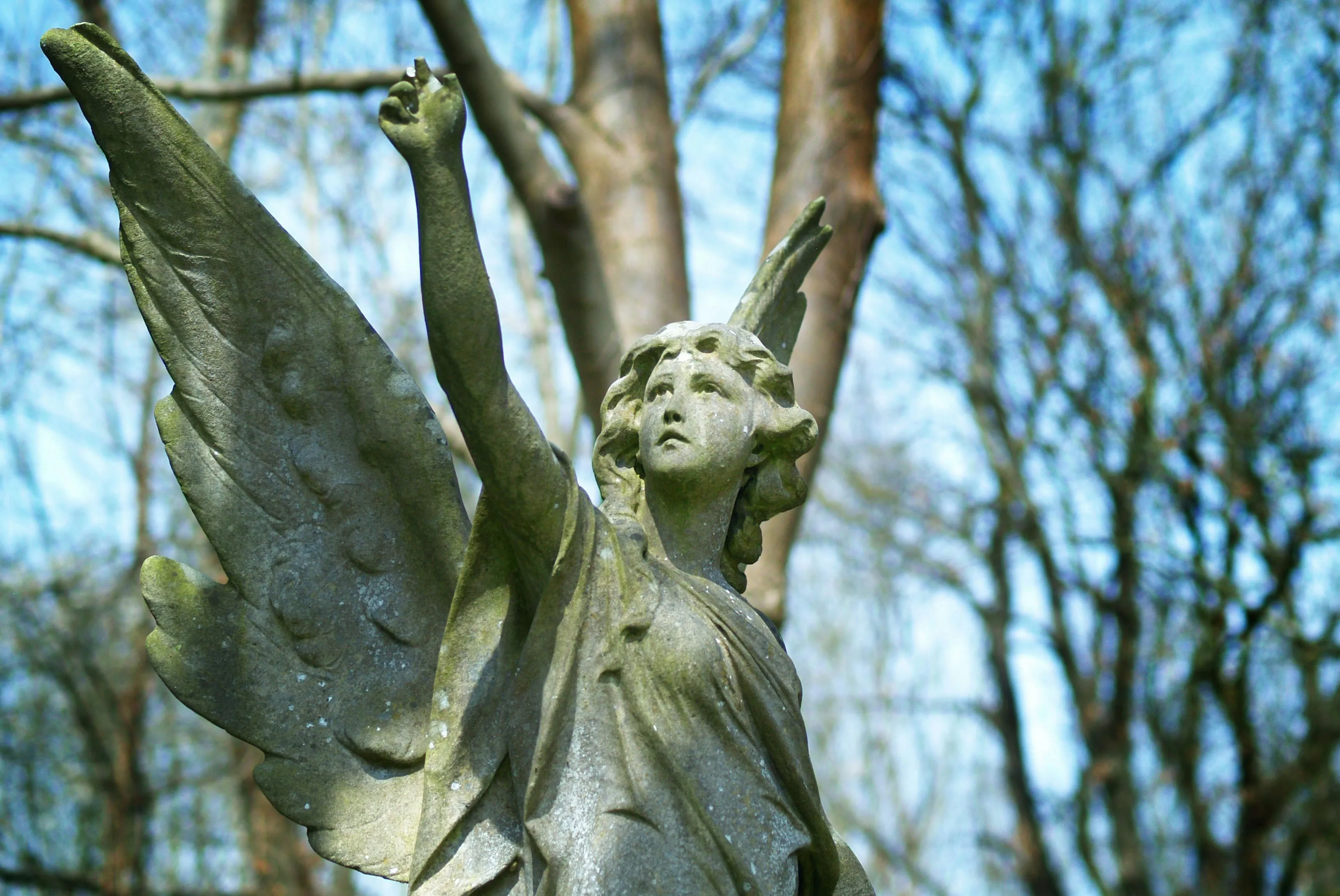 Statue eines Engels mit ausgebreiteten Flügeln
