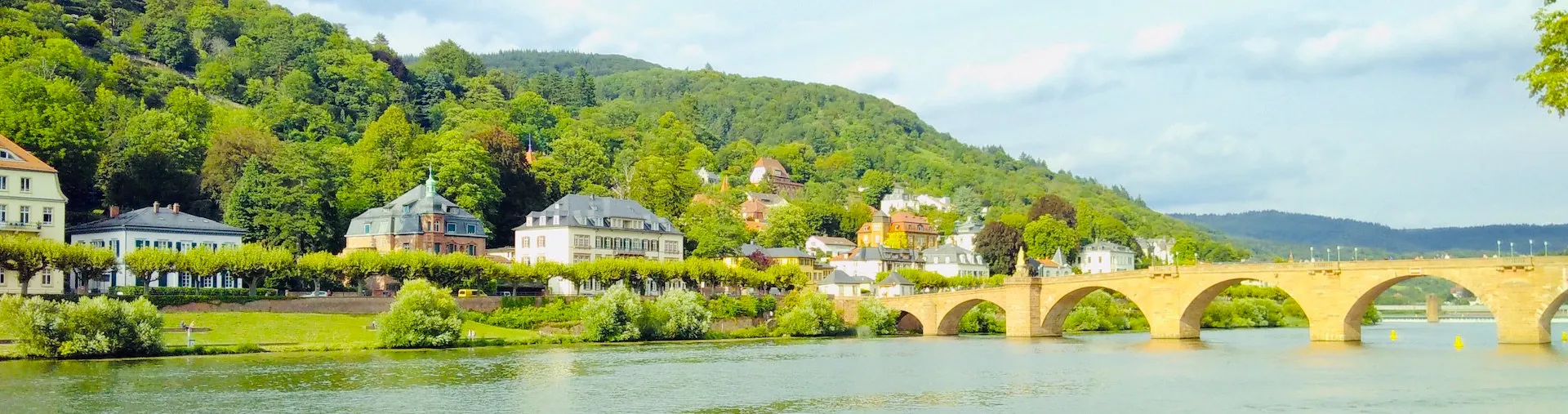 Quelle: Katrin König / morata-haus.de Blick über den Neckar in Heidelberg mit der alten Brücke und dem Morata-Haus