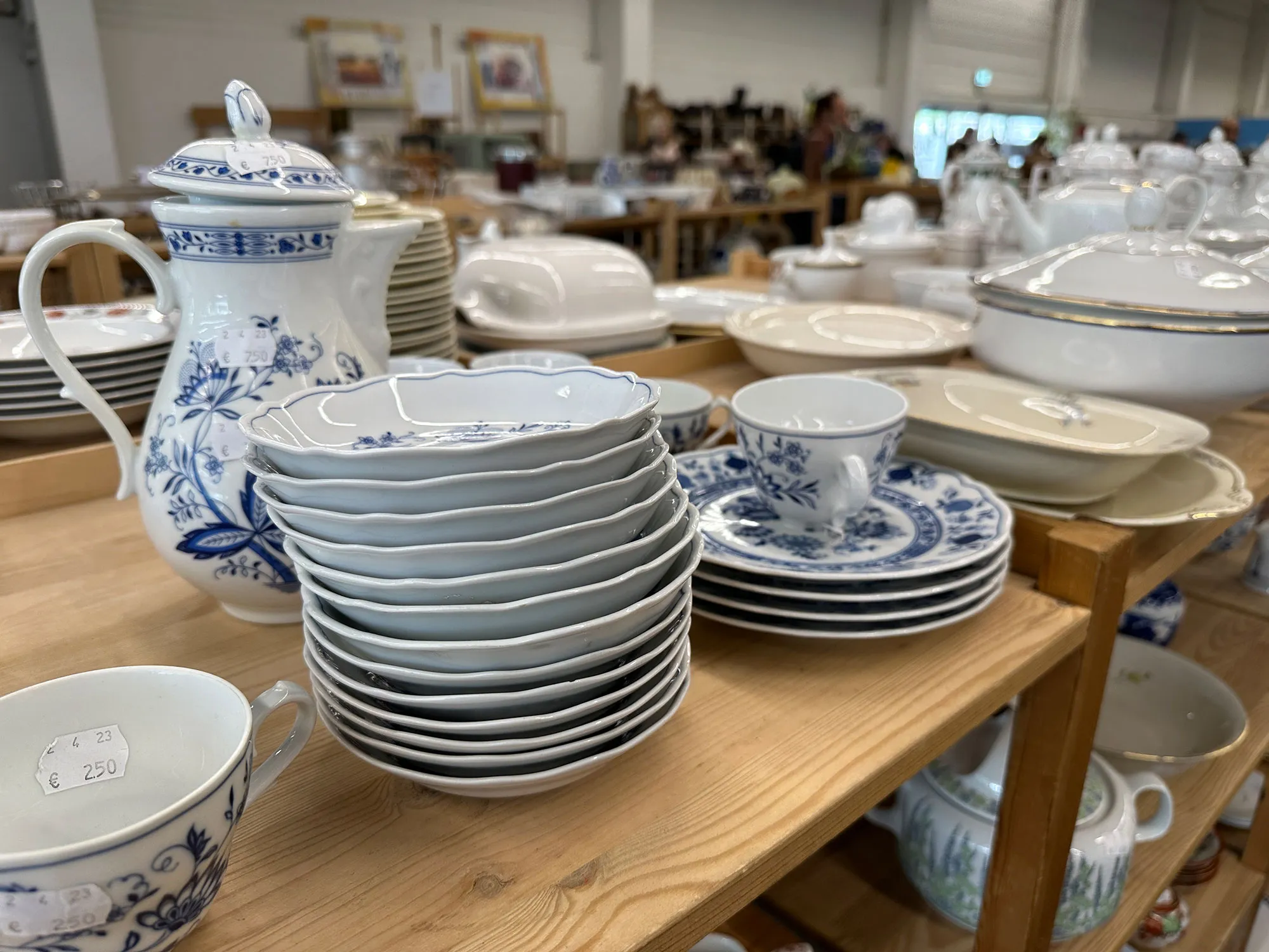 Quelle: Ulli Naefken / ZfK Kaffeeservice blau-weiß im Secondhand-Laden