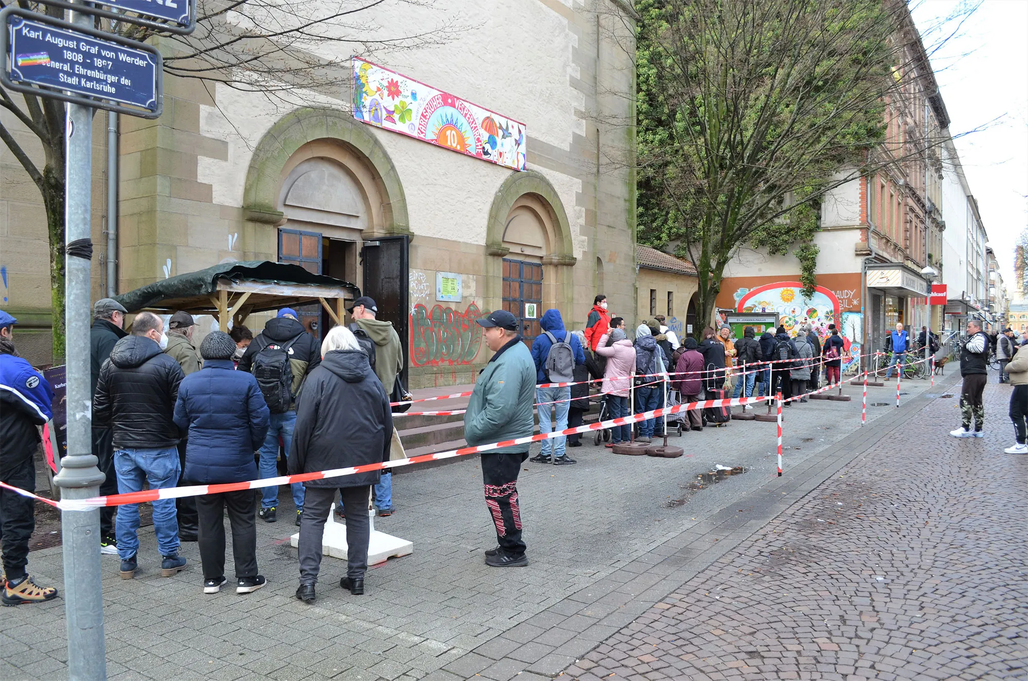 Quelle: Britta Hansen / Vesperkirche Karlsruhe Menschenschlange vor der Vesperkirche