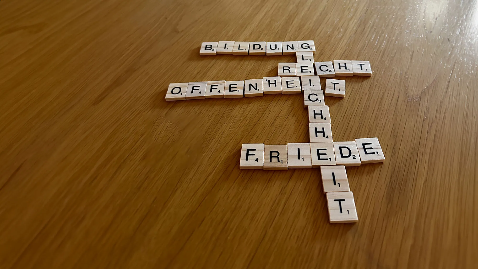 Wörter mit Scrabble-Steinen