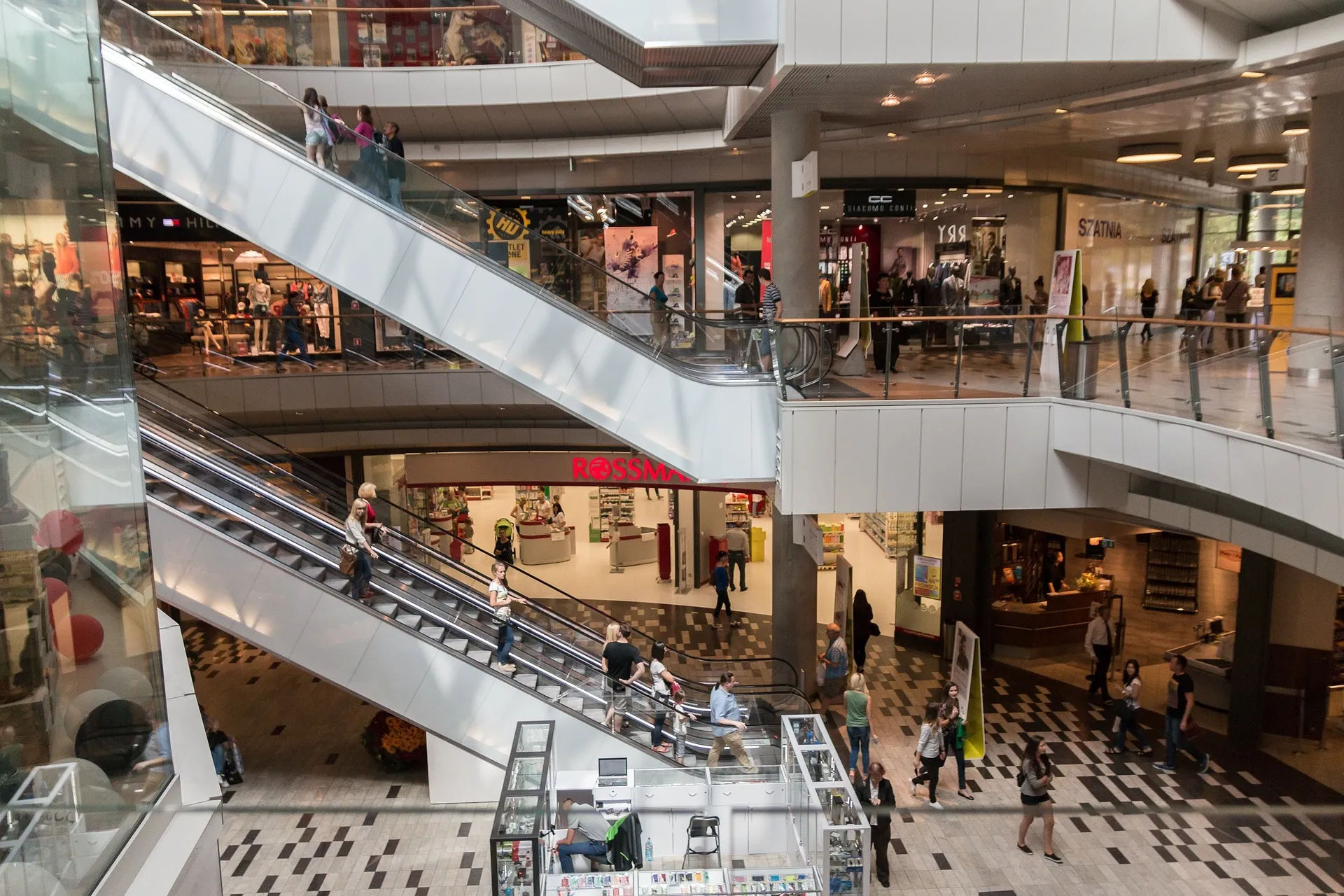Großes Einkaufszentrum mit Rolltreppen