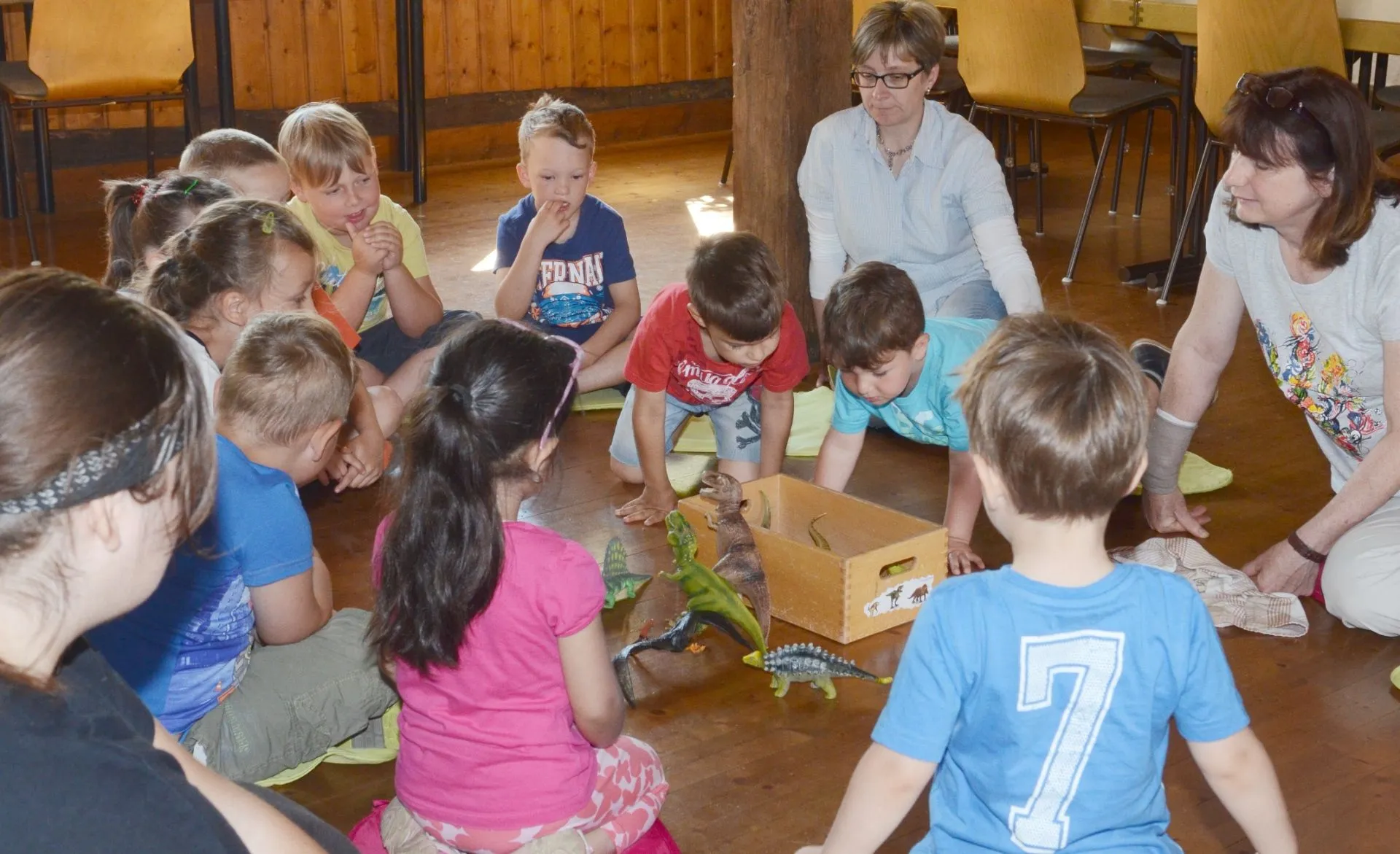 Mediatheks-Tag Hirschlanden: Kinder mit Spielzeug-Dinos