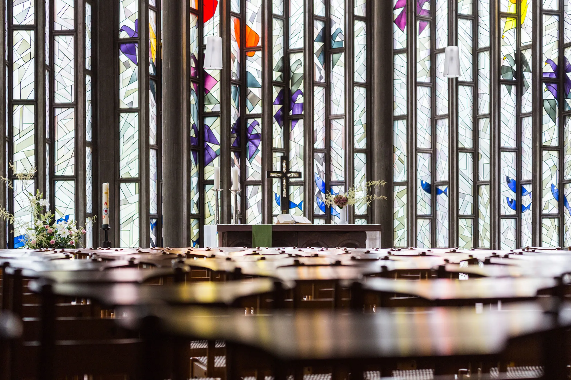 Quelle: David Groschwitz Blick über Kirchenstühle in den Altarraum der Ludwigskirche Freiburg