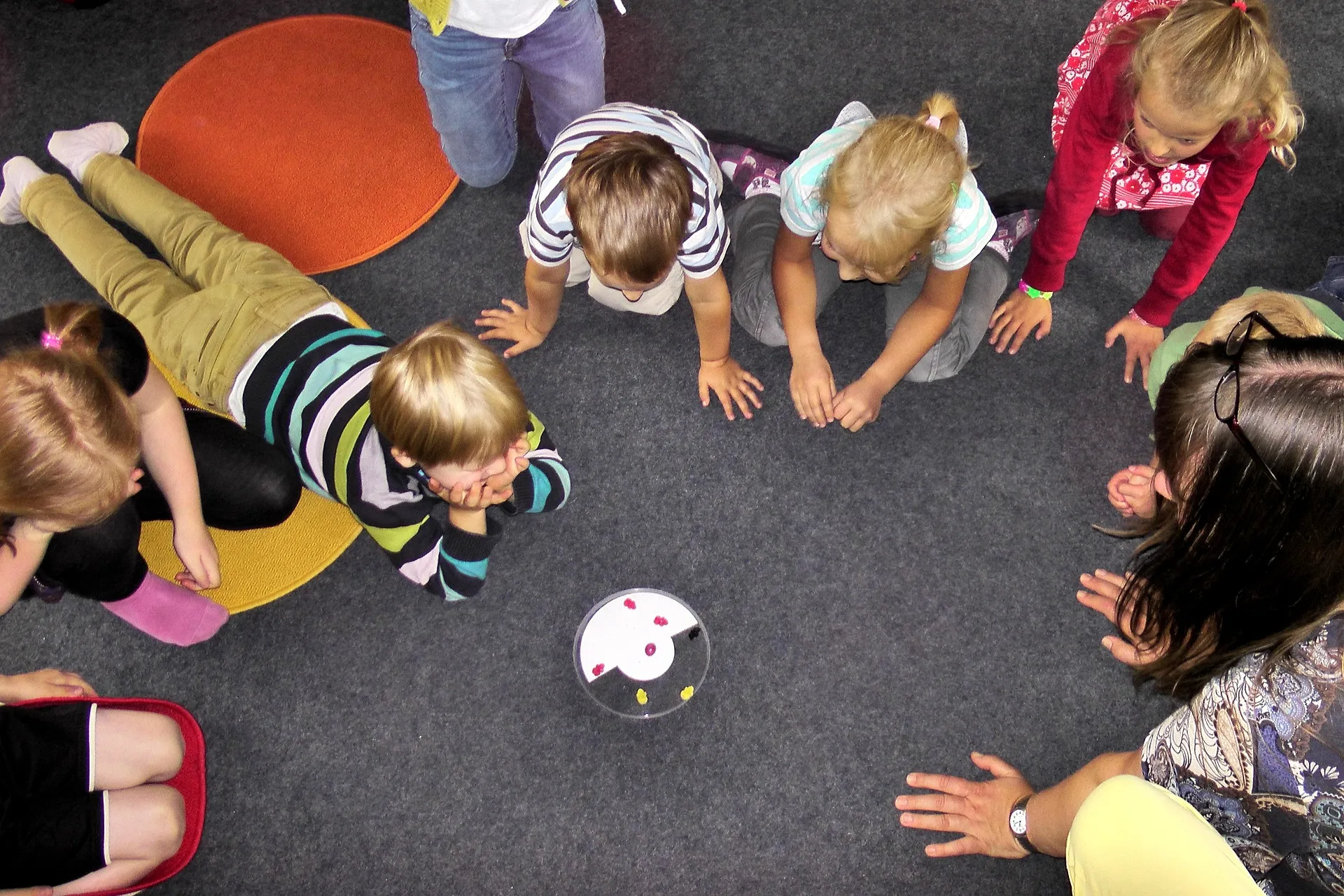 Kindergartenkinder spielen auf dem Boden