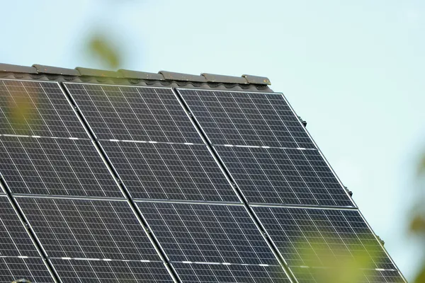 Dach mit Photovoltaik-Anlage