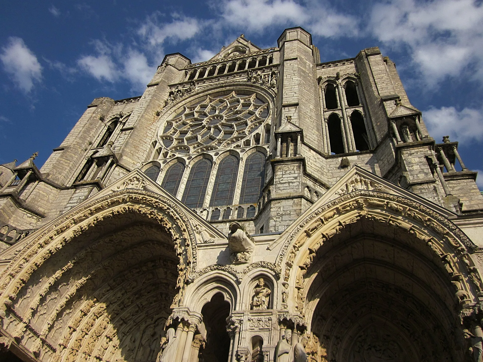 Quelle: guy_dugas/Pixabay Außenansicht Kathedrale von Chartres, Blick von unten nach oben