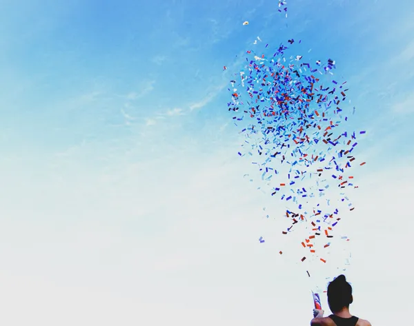 Quelle: Jason Dent/Unsplash Frau mit Konfettikanone