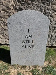 Grabstein mit Inschrift I am still alive