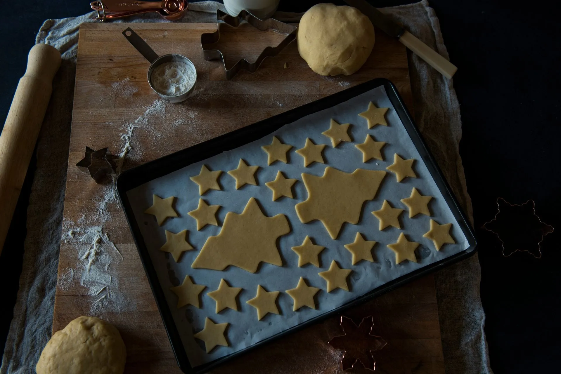 Ausgestochene Plätzchen in Form von Tannen und Sternen