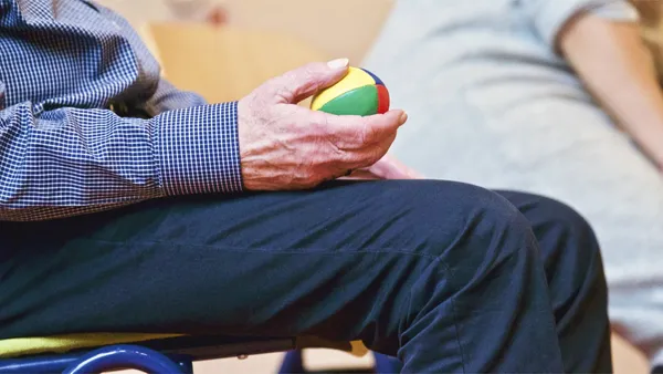 Quelle: StockSnap/Pixabay Alter Mann auf einem Stuhl mit Ball in der Hand