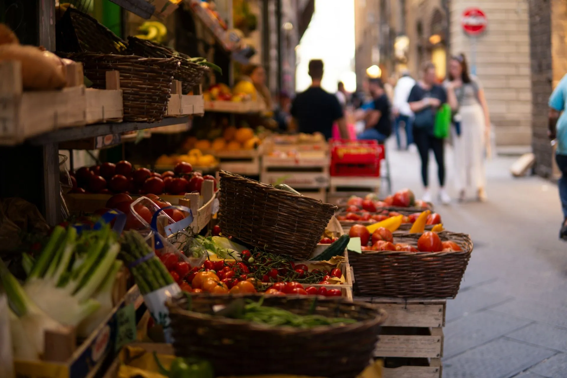 Marktstand mit Gemüse und Obst