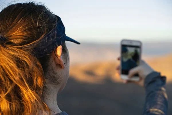 Eine Frau macht ein Selfie