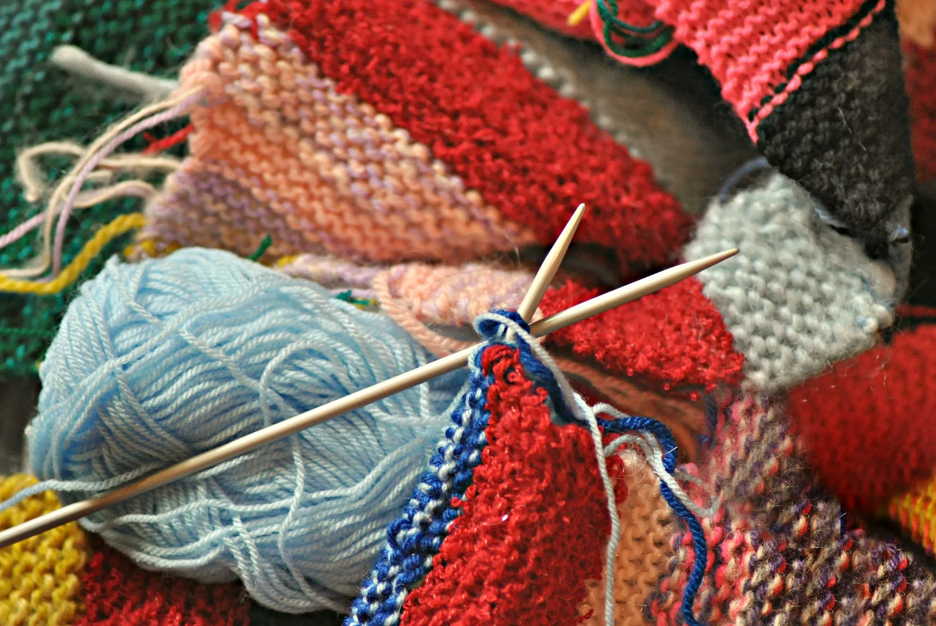 Quelle: Mabel Amber/Pixabay bunte Wolle mit Stricknadeln
