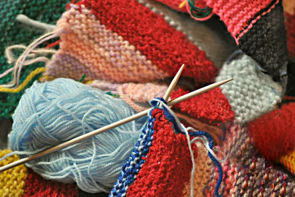 bunte Wolle mit Stricknadeln