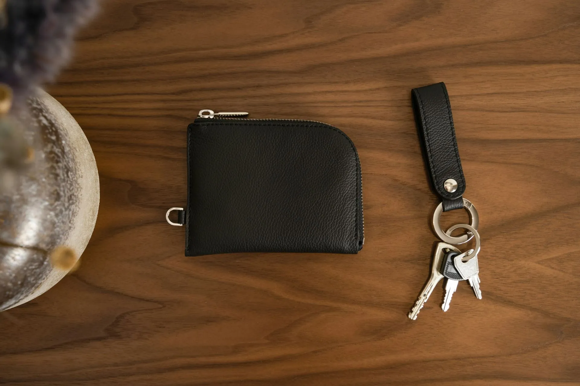Schlüsselbund und Brieftasche liegen auf einem Tisch