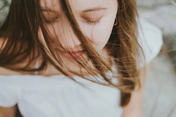 Quelle: Rodolfo Sanches Carvalho/Unsplash Frau mit geschlossenen Augen