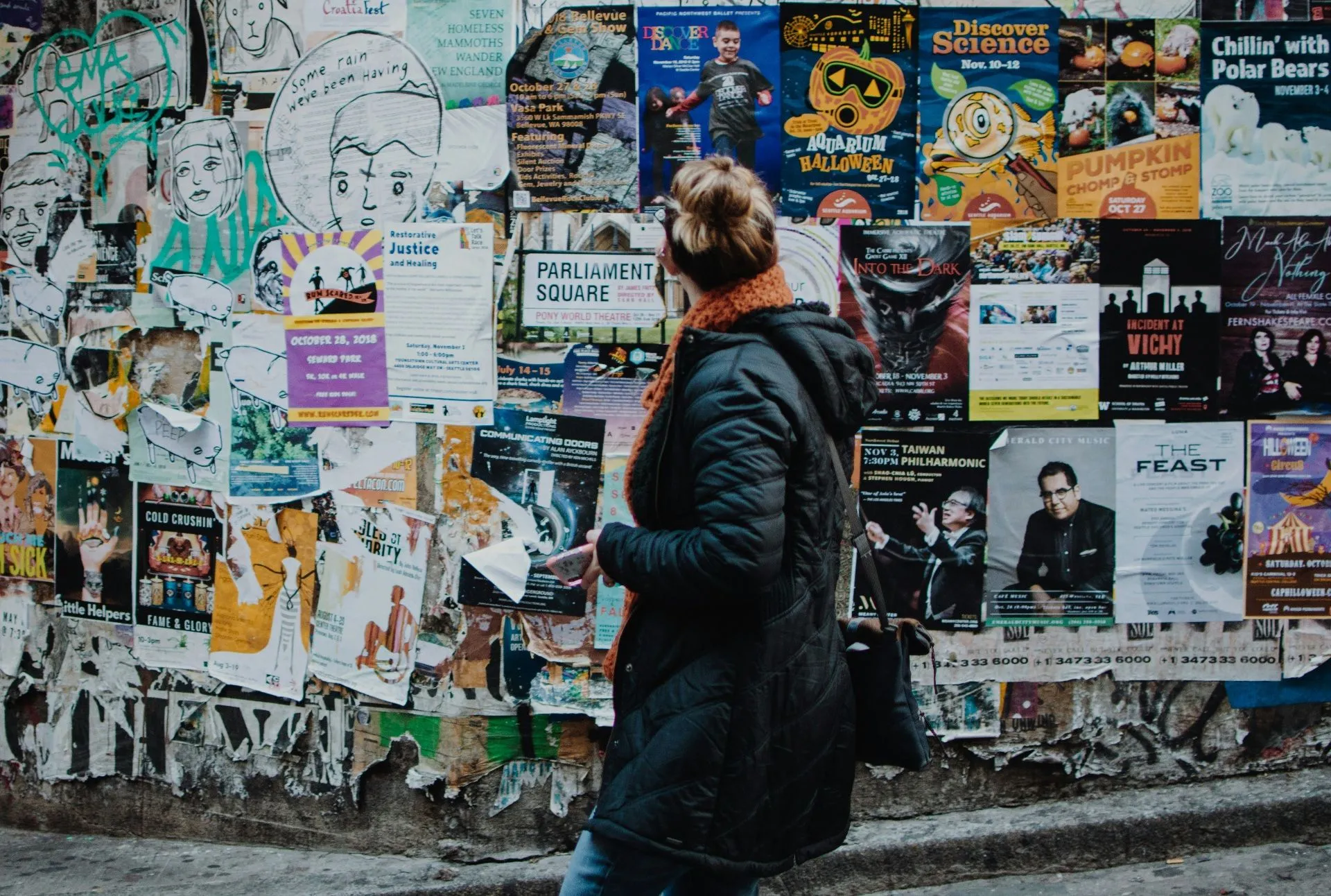 Quelle: unsplash / Jo-San-Diego Frau vor Plakatwand