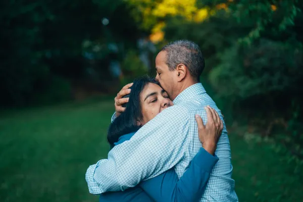 Quelle: Gus Moretta/Unsplash Mann und Frau umarmen sich