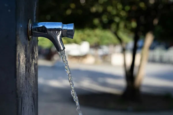 Nahaufnahme öffentlicher Wasserhahn aus Edelstahl