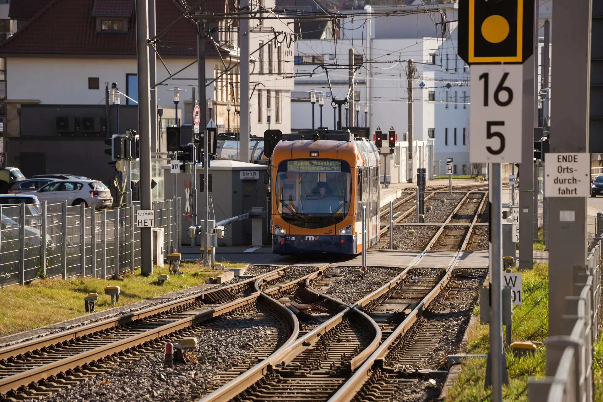 Quelle: realFlusi/Pixabay orange Straßenbahn, Schienen