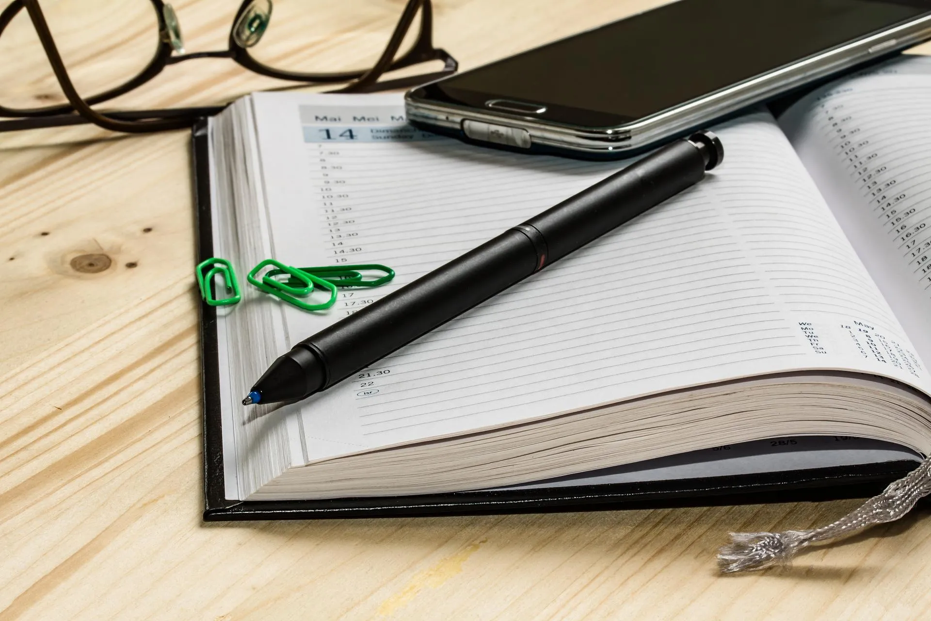 Quelle: Myriams-Fotos/Pixabay Kalnder mit Stift, Handy und Brille