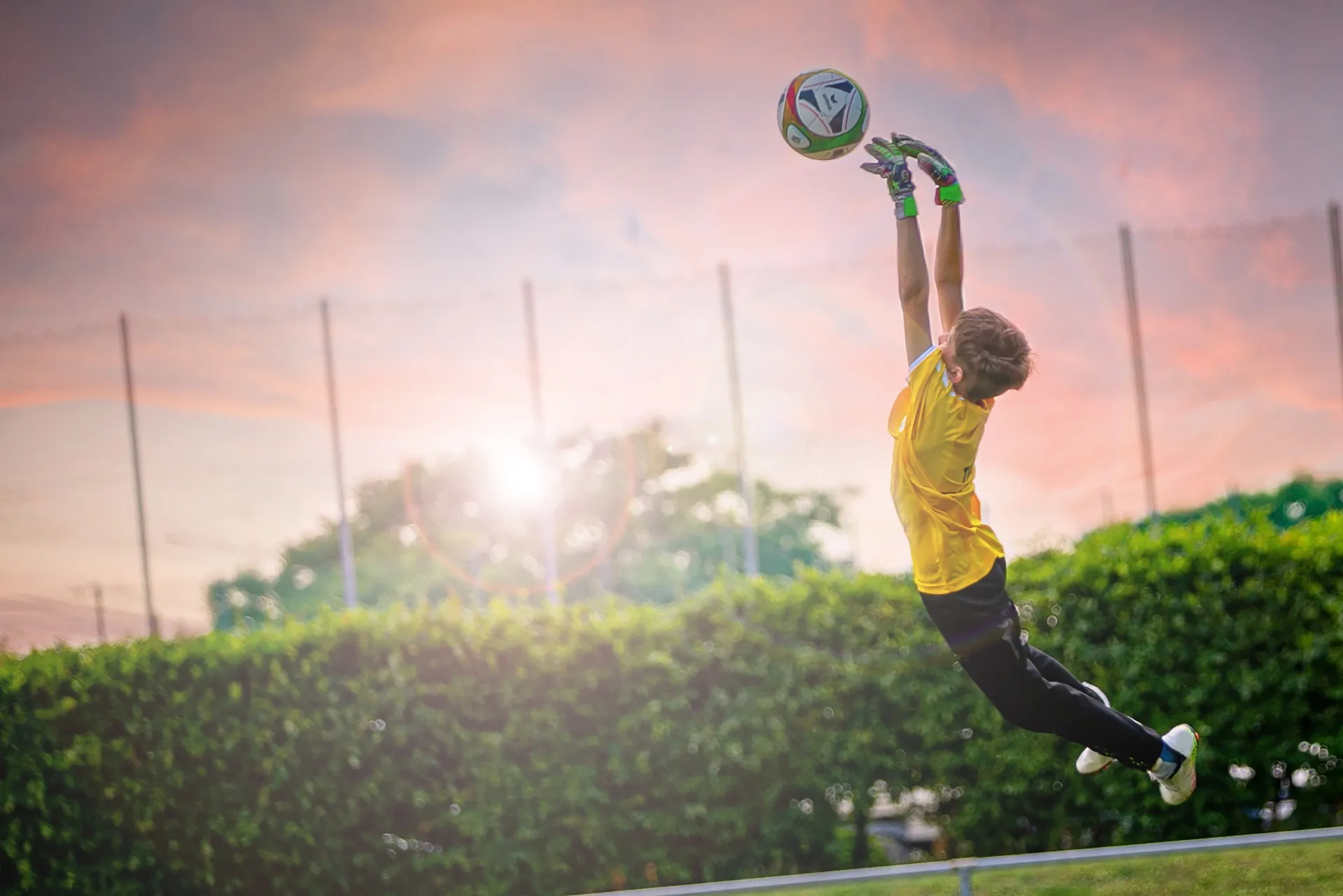 Junge fängt Ball
