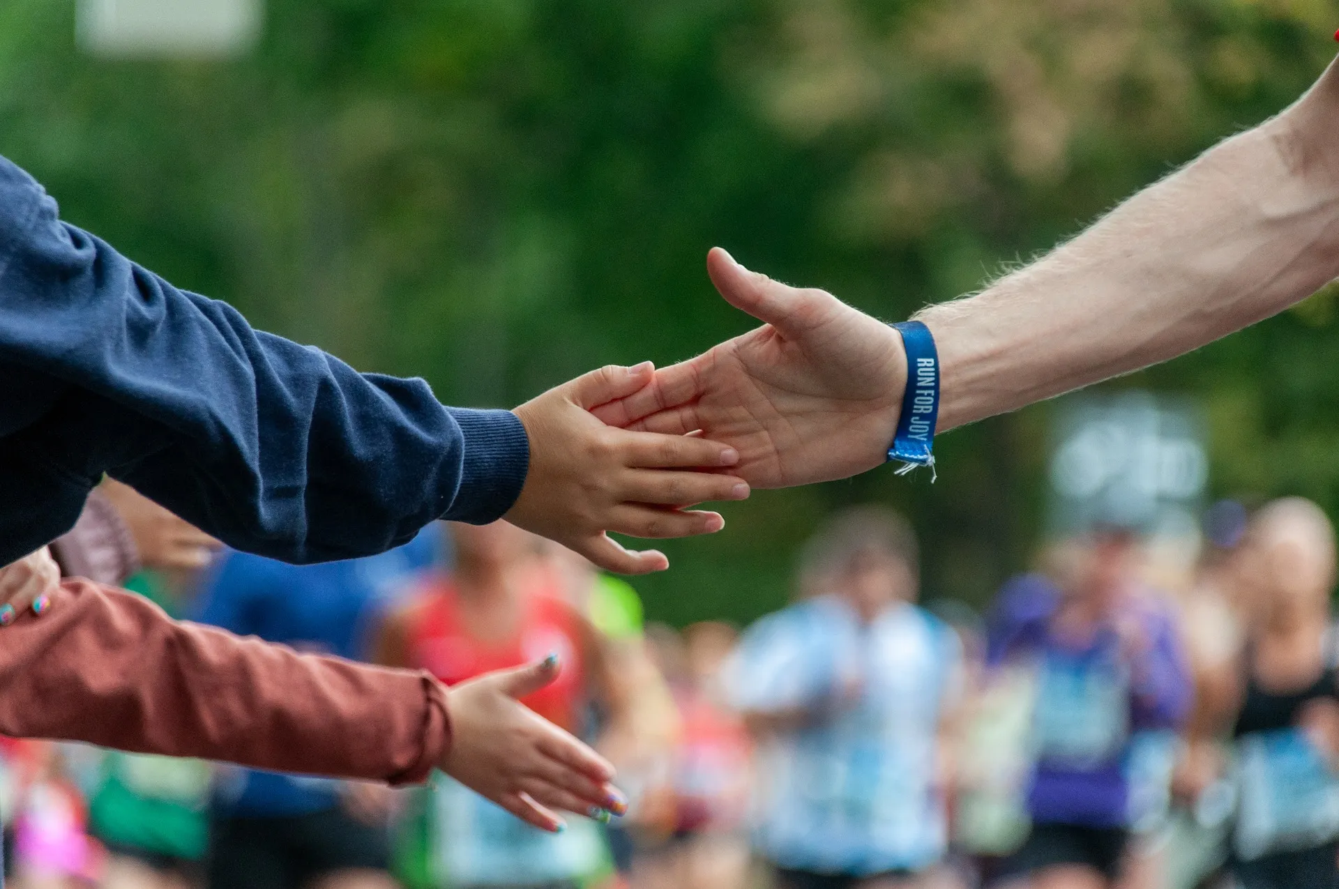 Zuschauer unterstützen Läufer beim Marathon