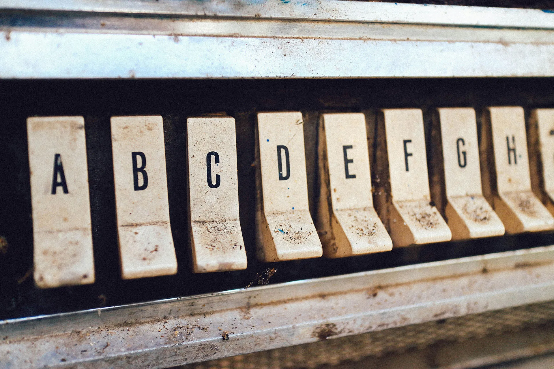Nahaufnahme von braunen Jukebox-Buchstabentasten