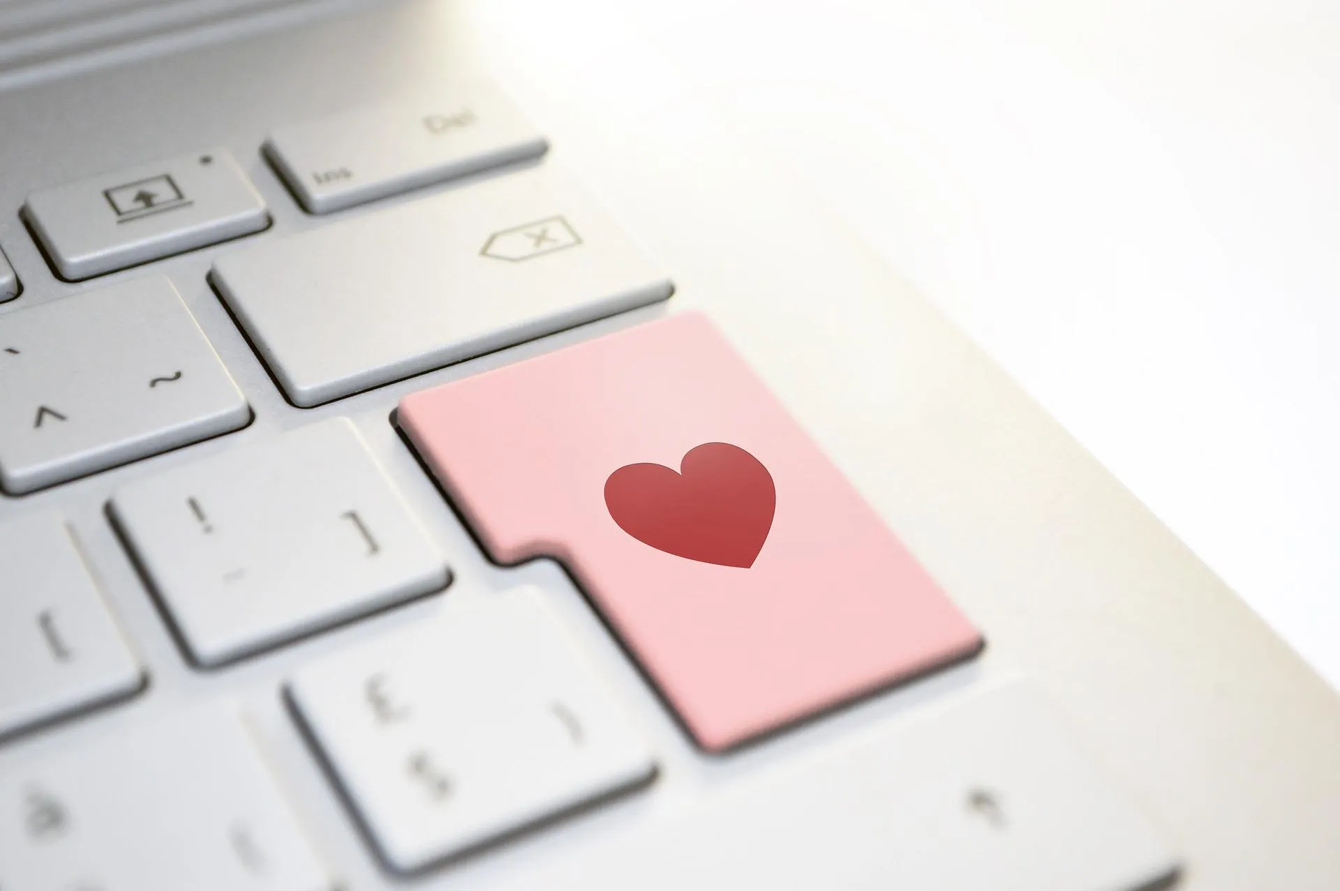 Computertastatur hat eine Herztaste