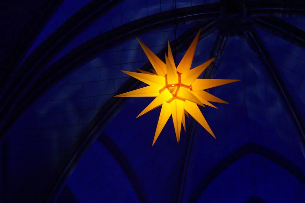 Herrnhuter Stern leuchtet im Dunkeln