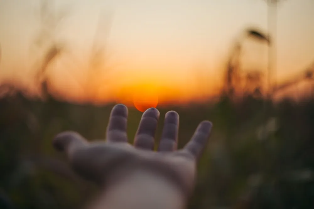 Quelle: Unsplash/Alexei Scutari Hand und Sonne