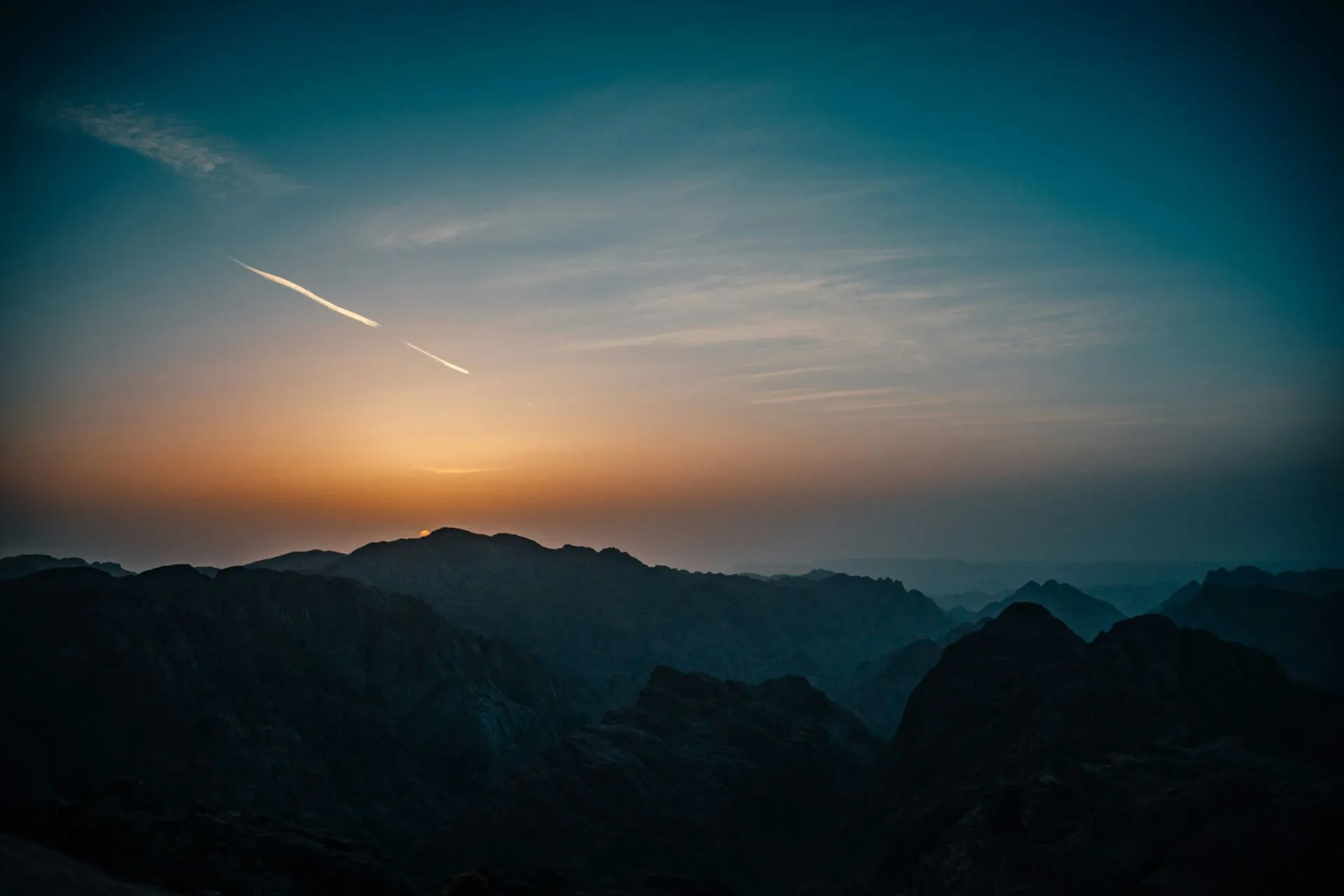 Silhouette von Bergen mit Lichtstreifen am Himmel