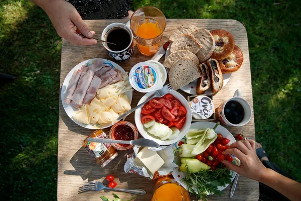 Brett mit Käse, Gemüse, Brot zum Picknick