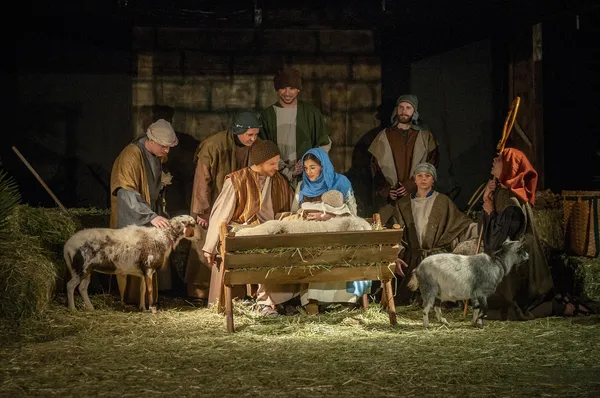 Szene Geburt Jesu im Stall mit lebendigen Darstellern
