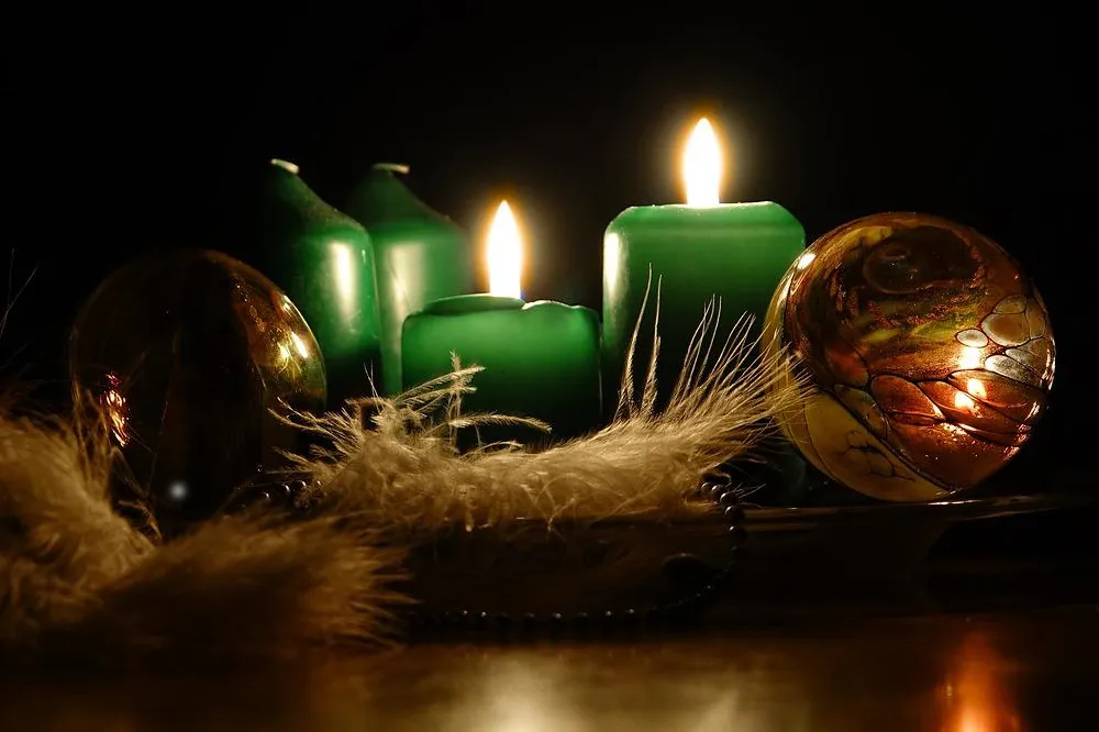 Quelle: Schwoaze/Pixabay zwei Adventskerzen