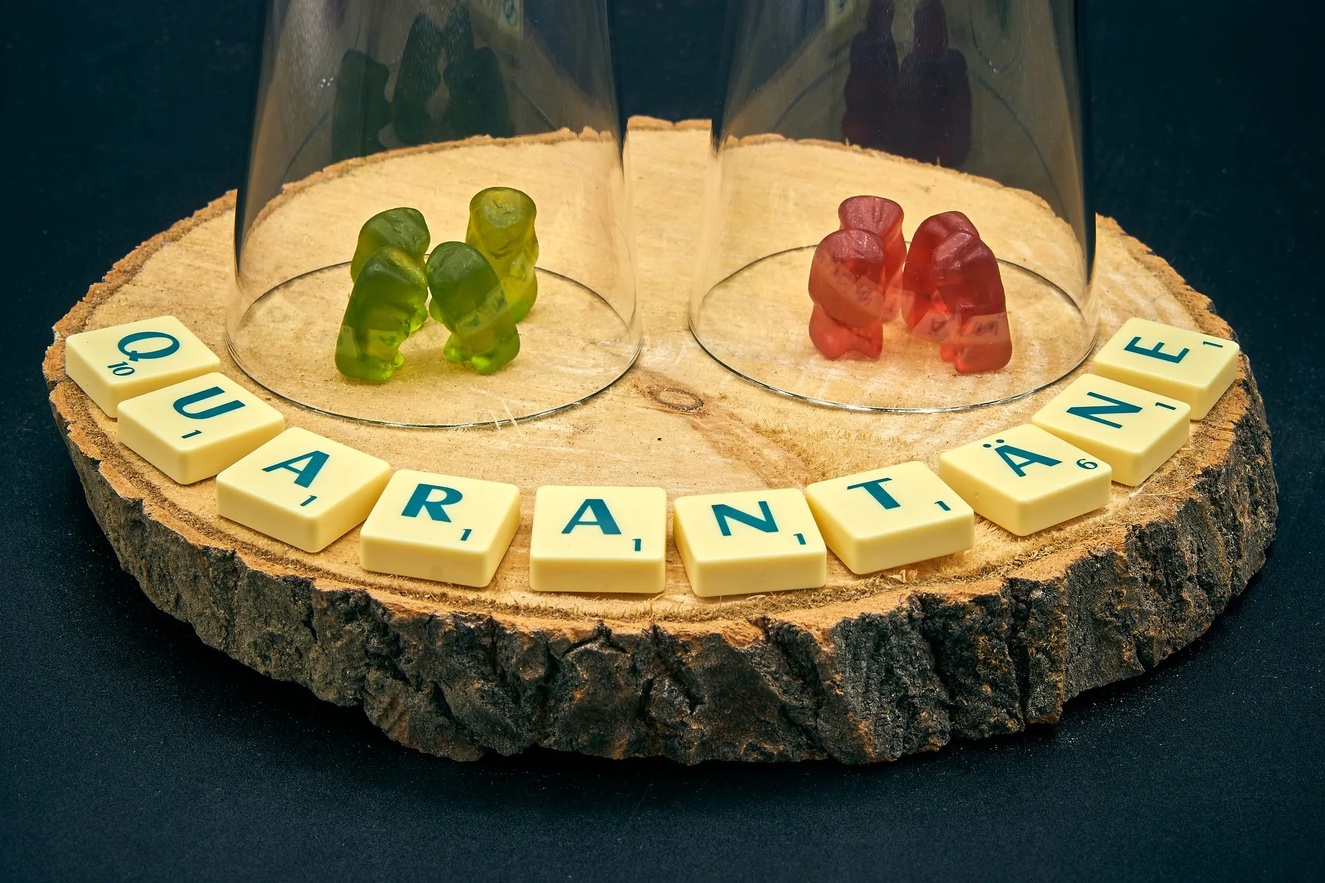 Quelle: Markus Distelrath/Pixabay rote und grüne Gummibärchen in getrennten Gläsern