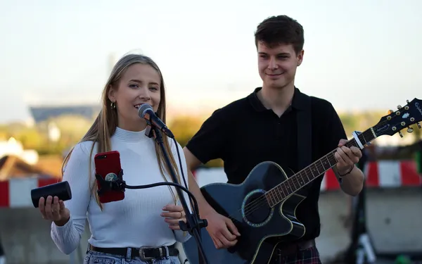 junges Paar macht Musik