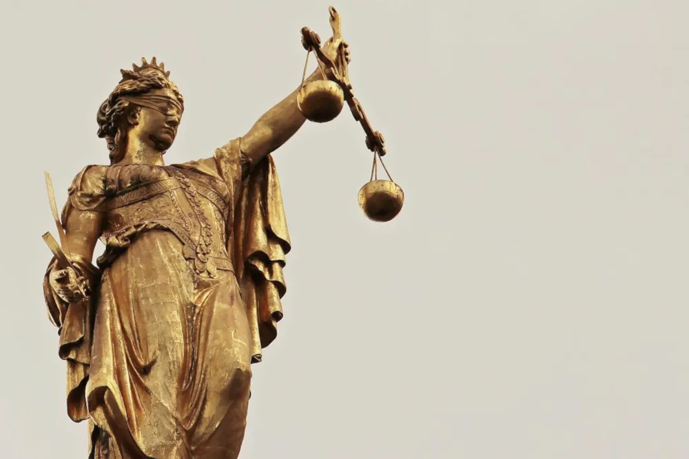 Blinde Justitia mit Waage in der Hand