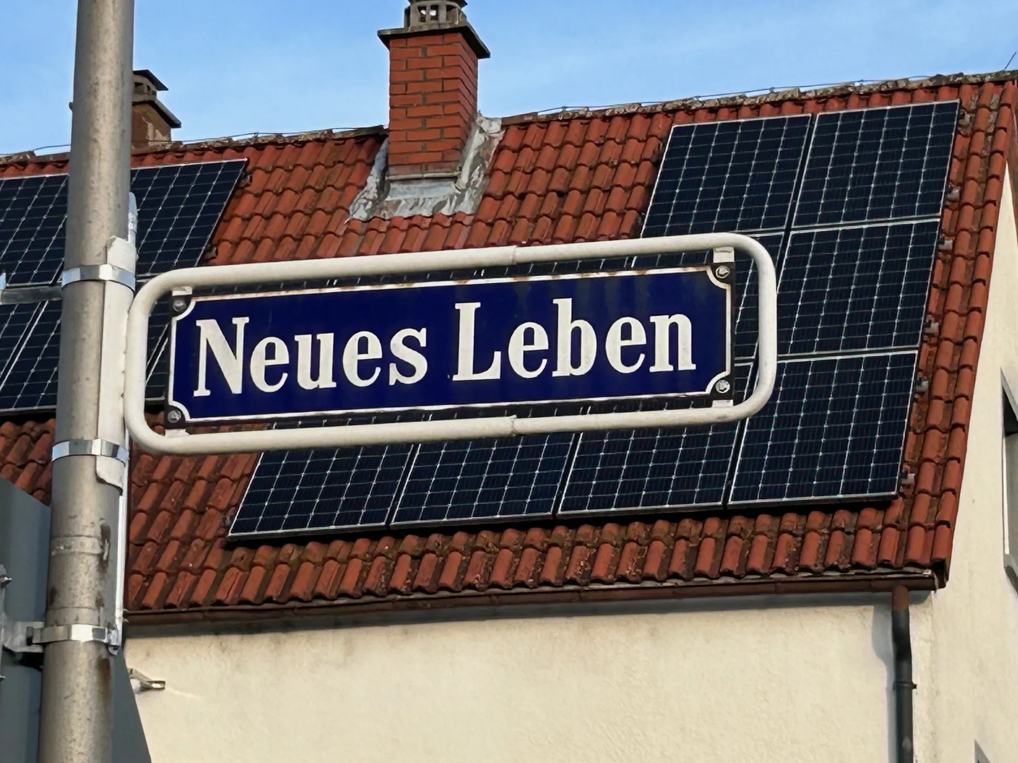 Quelle: Monika Hautzinger/ekiba Straßenschild Neues Leben