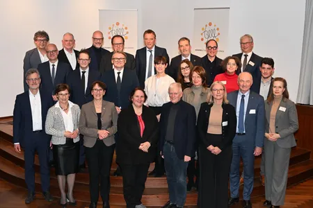 Quelle: Robert Thiele Die Unterzeichner:innen der neuen Bündnisvereinbarung im Literaturhaus Stuttgart gemeinsam mit Kultusministerin Theresa Schopper (vorne, vierte von links).