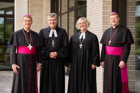 Dr. Klaus Krämer, Bischof der Diözese Rottenburg-Stuttgart, Ernst-Wilhelm Gohl, Landesbischof der Evangelischen Landeskirche in Württemberg, Prof. Dr. Heike Springhart, Landesbischöfin der Evangelischen Landeskirche in Baden, und Stephan Burger, Erzbischof der Erzdiözese Freiburg,